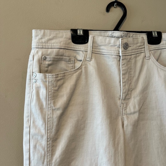 Gloria Vanderbilt All-Around Slimming Effect Beige Denim Capris - Picture 6 of 15